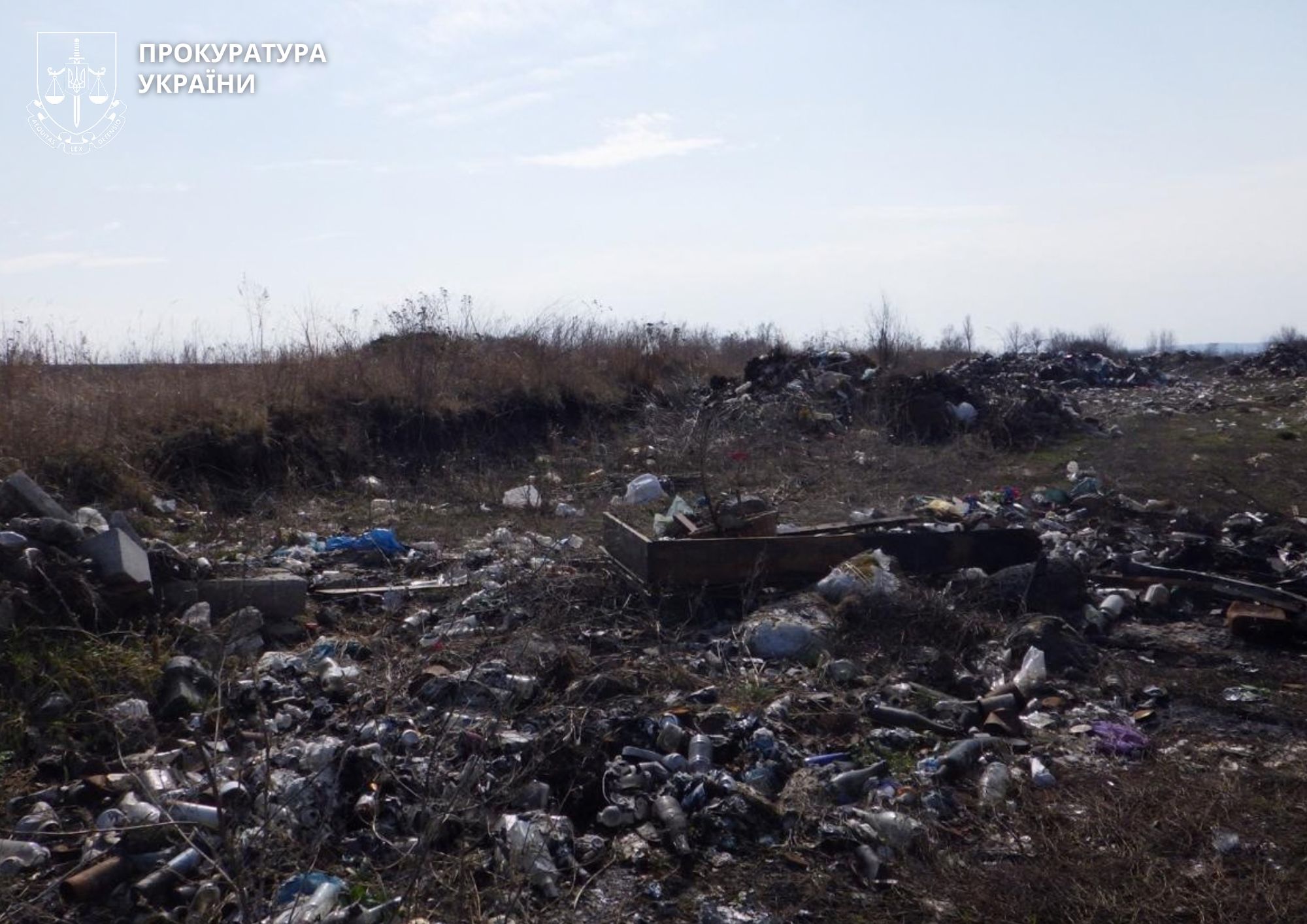 На Прикарпатті посадовець організував схему з грошима за вивезення сміття та забруднив 23 га комунальної землі