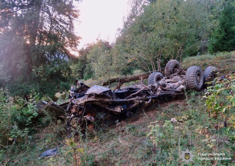 На Верховинщині “КАМАЗ” покотився зі схилу: травмувалися двоє 6-річних дітей (ФОТО)