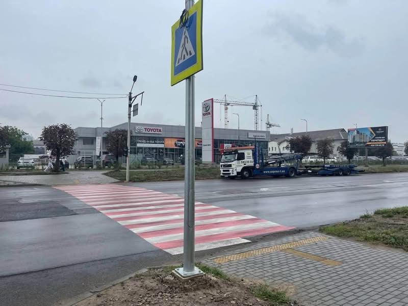 Через два роки на перехресті Хмельницького — Надрічної зʼявився світлофор: його встановив бізнес (ФОТО)