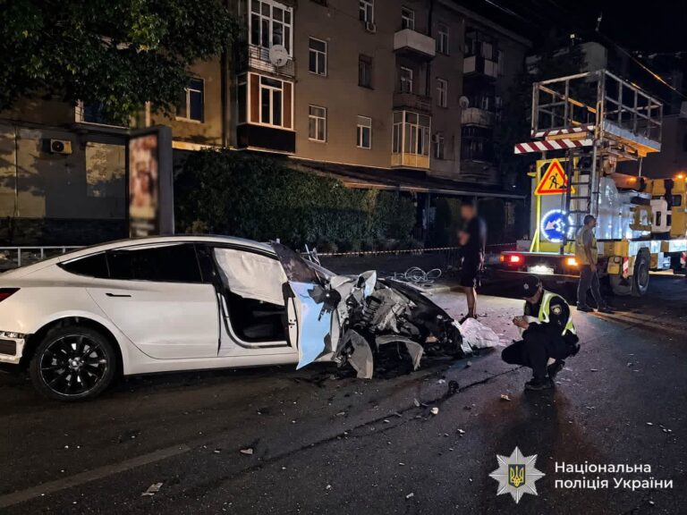 Водій пʼяний, є потерпіла: деталі ДТП з Tesla на Незалежності (ФОТО)
