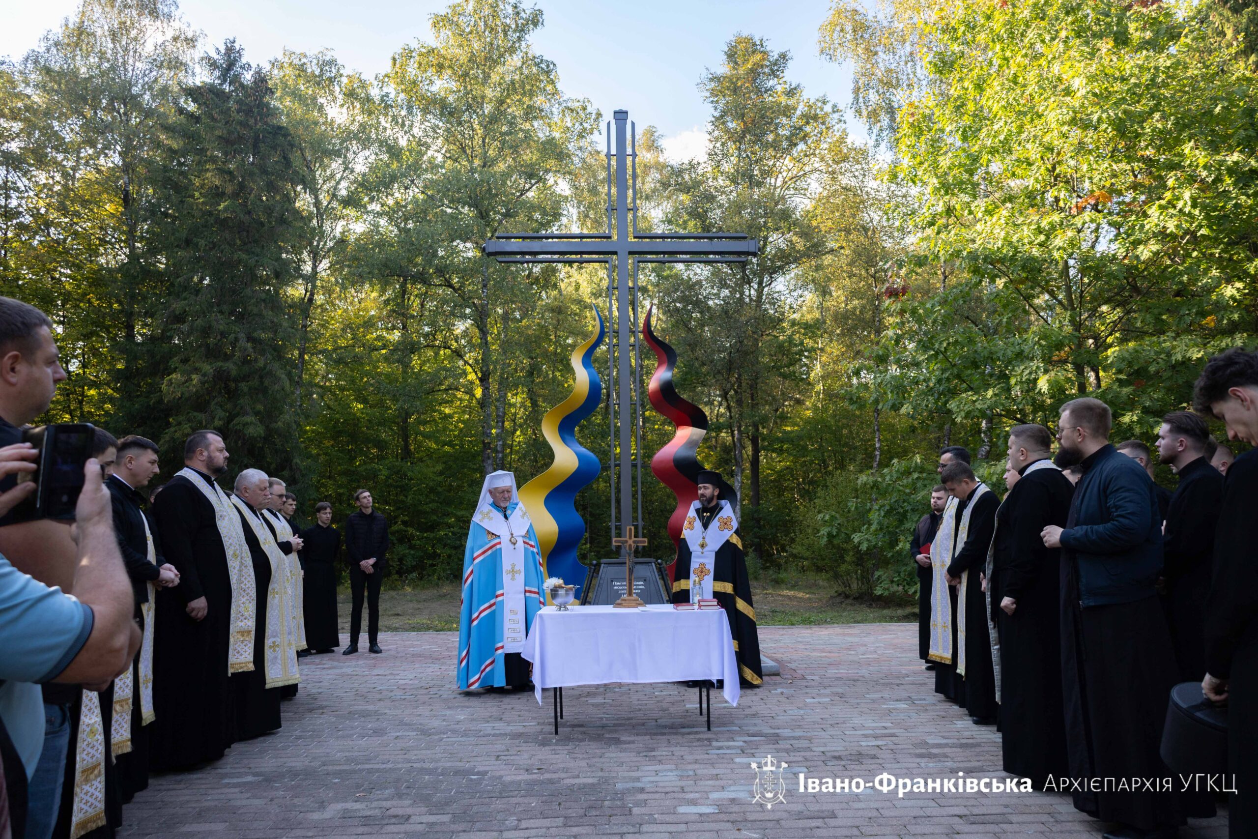 У Рибному встановили хрест у пам’ять про українців, яких закатували та вбили нацисти (ФОТО)