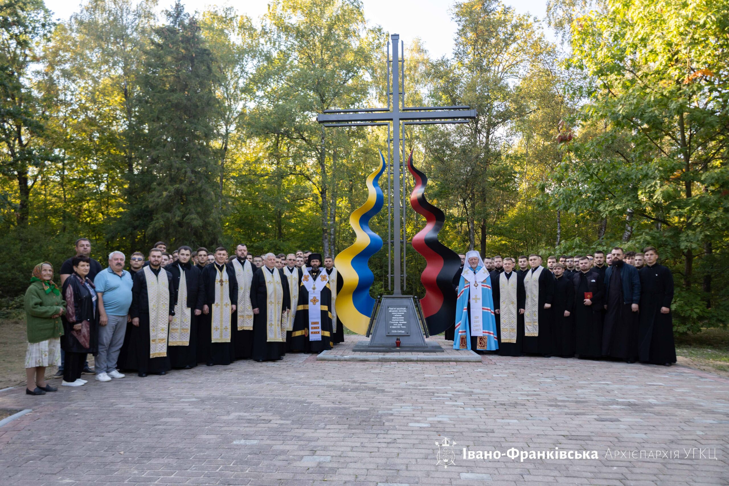 У Рибному встановили хрест у пам’ять про українців, яких закатували та вбили нацисти (ФОТО)