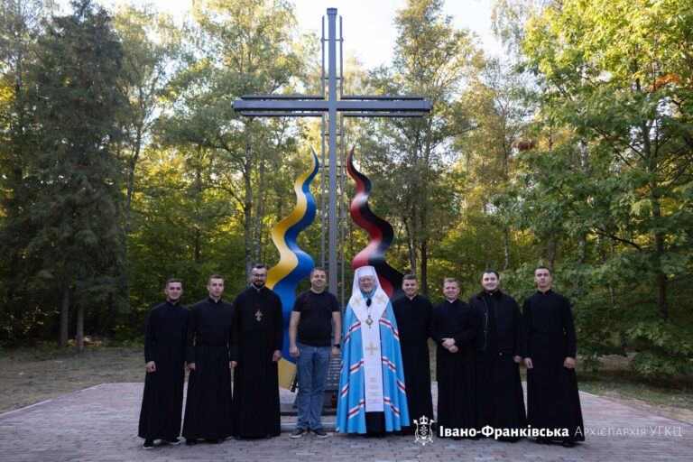 У Рибному встановили хрест у пам’ять про українців, яких закатували та вбили нацисти (ФОТО)