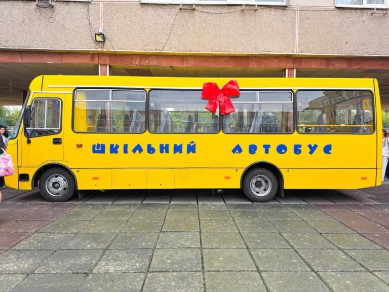 Громадам Прикарпаття передали шість нових шкільних автобусів