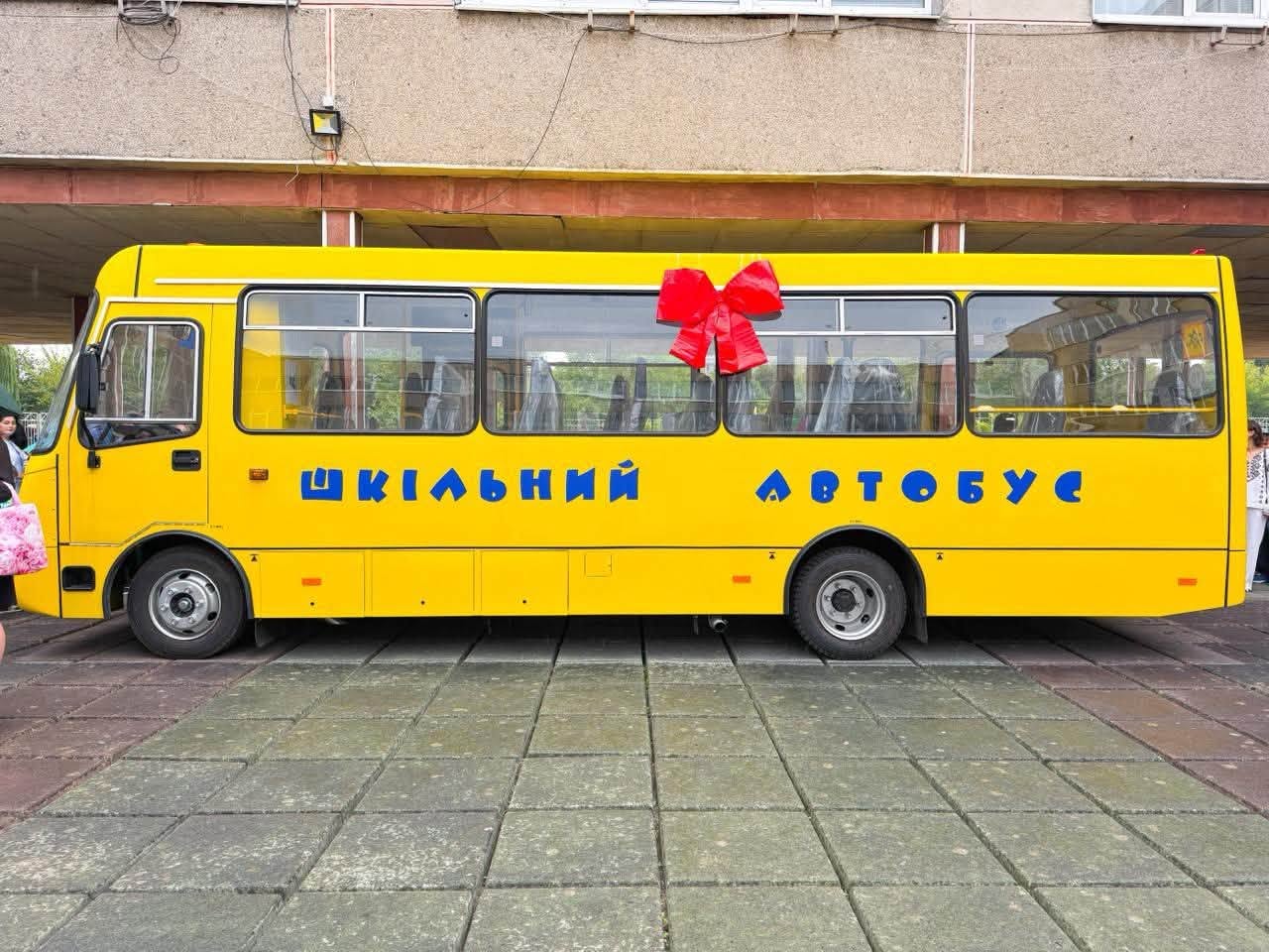 Громадам Прикарпаття передали шість нових шкільних автобусів