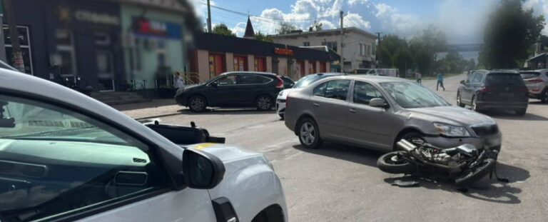 У Лисці зіткнулися мотоцикл та легковик: постраждав 18-річний водій двоколісника (ФОТОФАКТ)