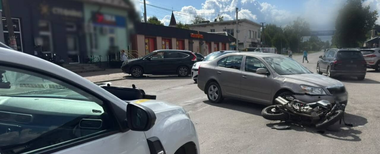 У Лисці зіткнулися мотоцикл та легковик: постраждав 18-річний водій двоколісника (ФОТОФАКТ)