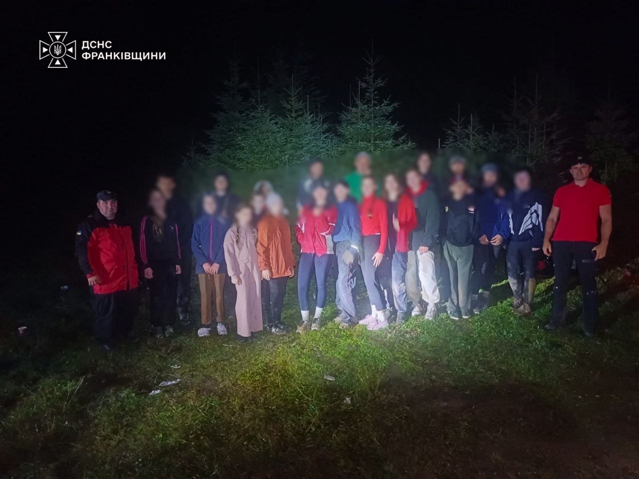 На Говерлі через негоду застрягли 33 туристи: їм допомагали рятувальники (ФОТО)