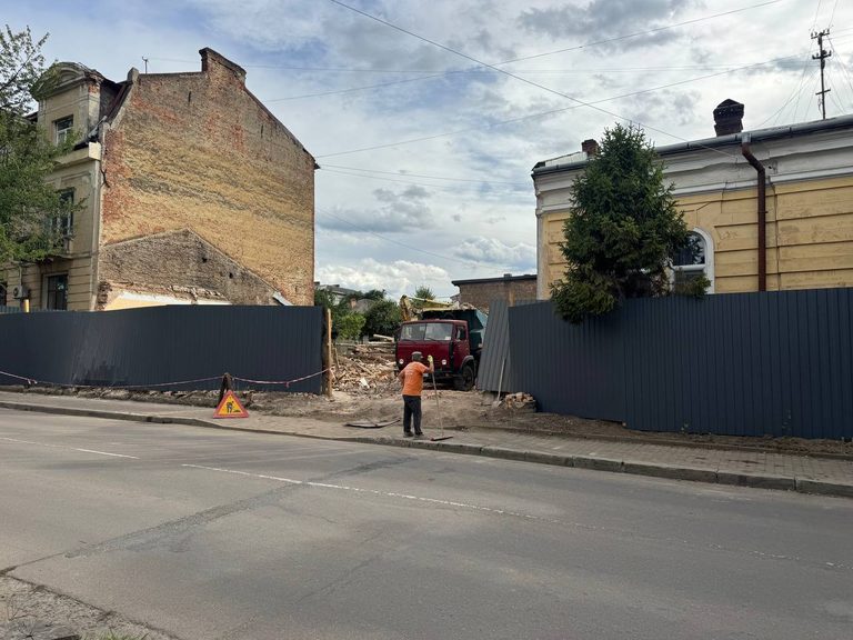 Без дозволів міста, але з технікою і руйнуванням: що відбувається біля пам’яток архітектури на Матейка