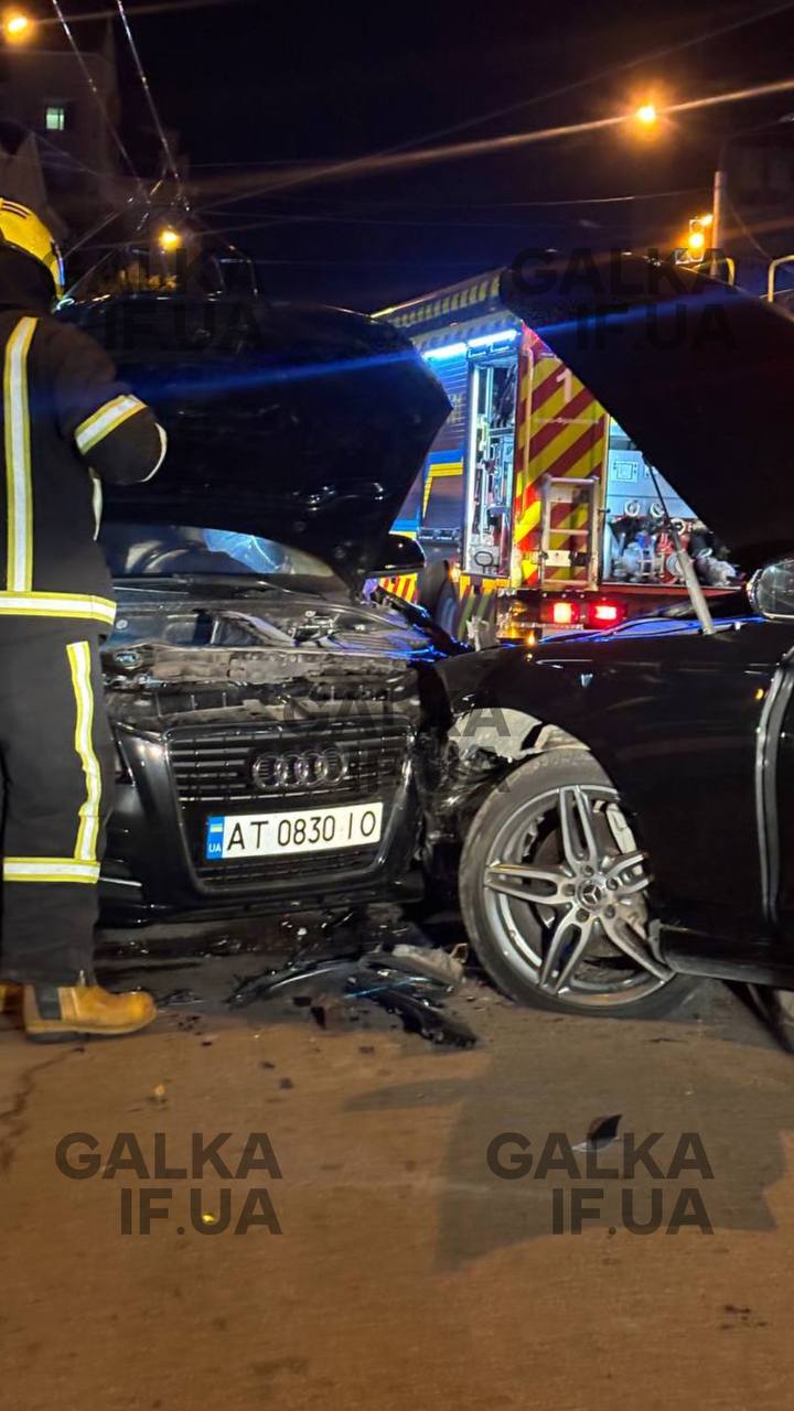 Виїхав на зустрічну: у Франківську Mercedes лоб у лоб зіткнувся з Audi, дві жінки травмувалися (ФОТОФАКТ, ВІДЕО)