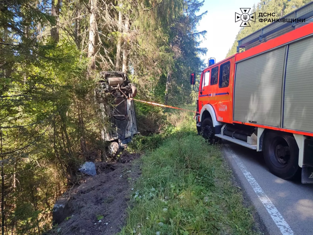 У Вигоді автівка злетіла в кювет: рятувальники деблокували трьох людей, серед яких дитина