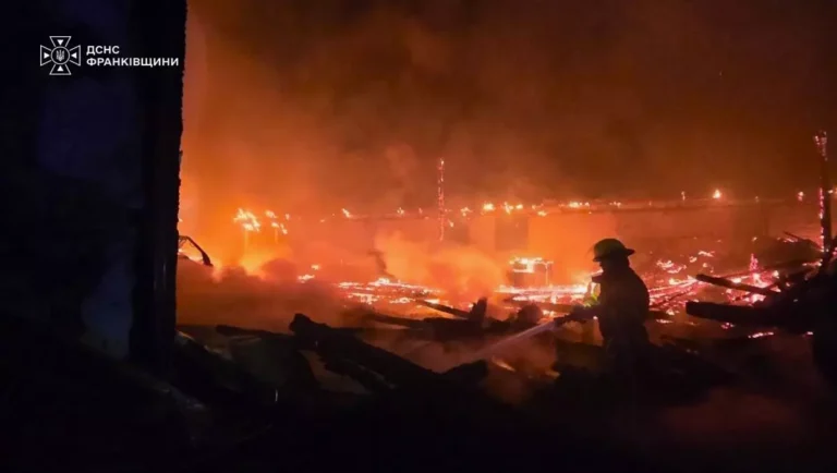 У Надвірній горів склад: вогонь охопив 1200 квадратних метрів (ФОТО)