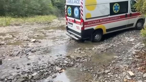 Медики не могли доїхати на виклик: у Маняві рятувальники витягнули “швидку” з ґрунтової дороги (ВІДЕО)