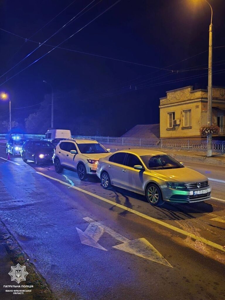 На Незалежності пʼяна водійка спричинила ДТП за участю трьох автомобілів