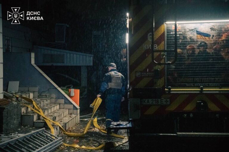У Києві внаслідок нічної атаки рф загинула людина, ще восьмеро постраждали: пошкоджені метро, лікарня та заклад освіти