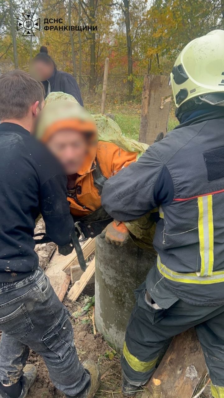 На Коломийщині 66-річний чоловік упав у шестиметрову криницю: його витягнули рятувальники (ФОТОФАКТ)