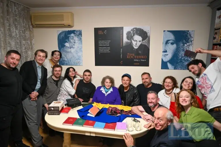 «Я дивлюсь на вас і радію»: Ліна Костенко зустрілася з акторами Франківського драмтеатру (ФОТО)