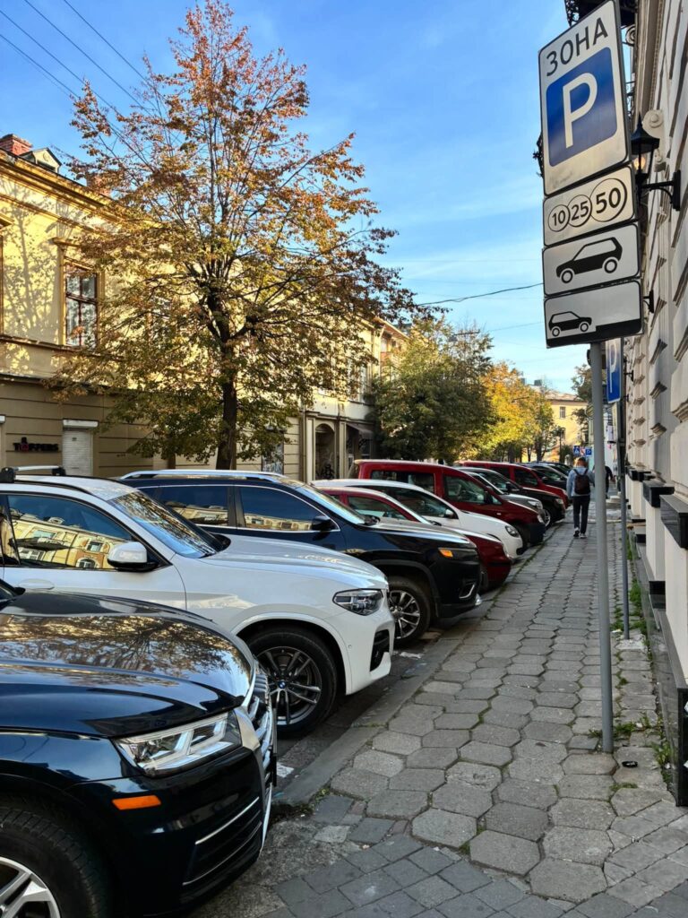 «УБД мають право паркуватися безоплатно на всіх майданчиках»: у Франківську перевірять скарги на паркувальників