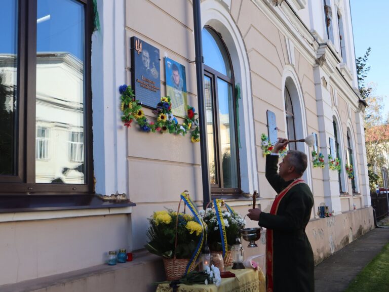 У Коломиї відкрили меморіальну дошку полеглому захиснику Андрію Ілику (ФОТО)