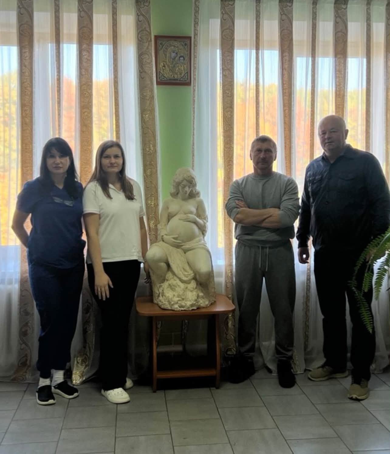 Військовий Степан Дутчин подарував Калуському пологовому будинку власноруч створені скульптури (ФОТО)