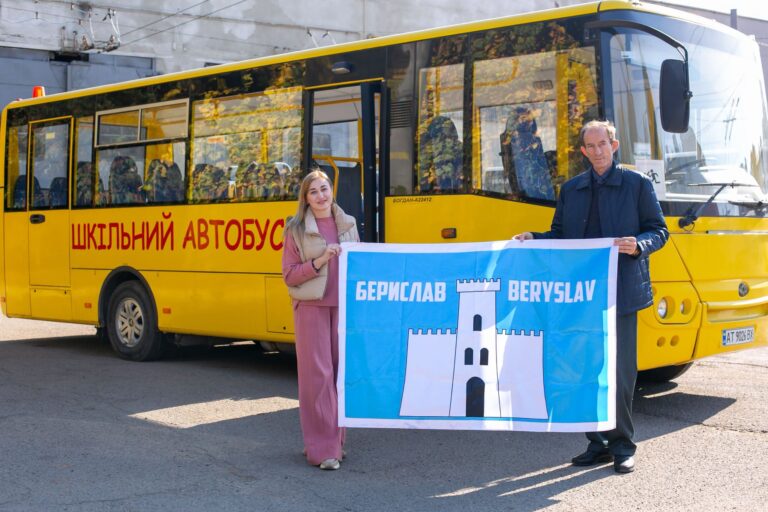 До школи під загрозою обстрілів: Франківськ передає автобус дітям із Херсонщини (ФОТО)