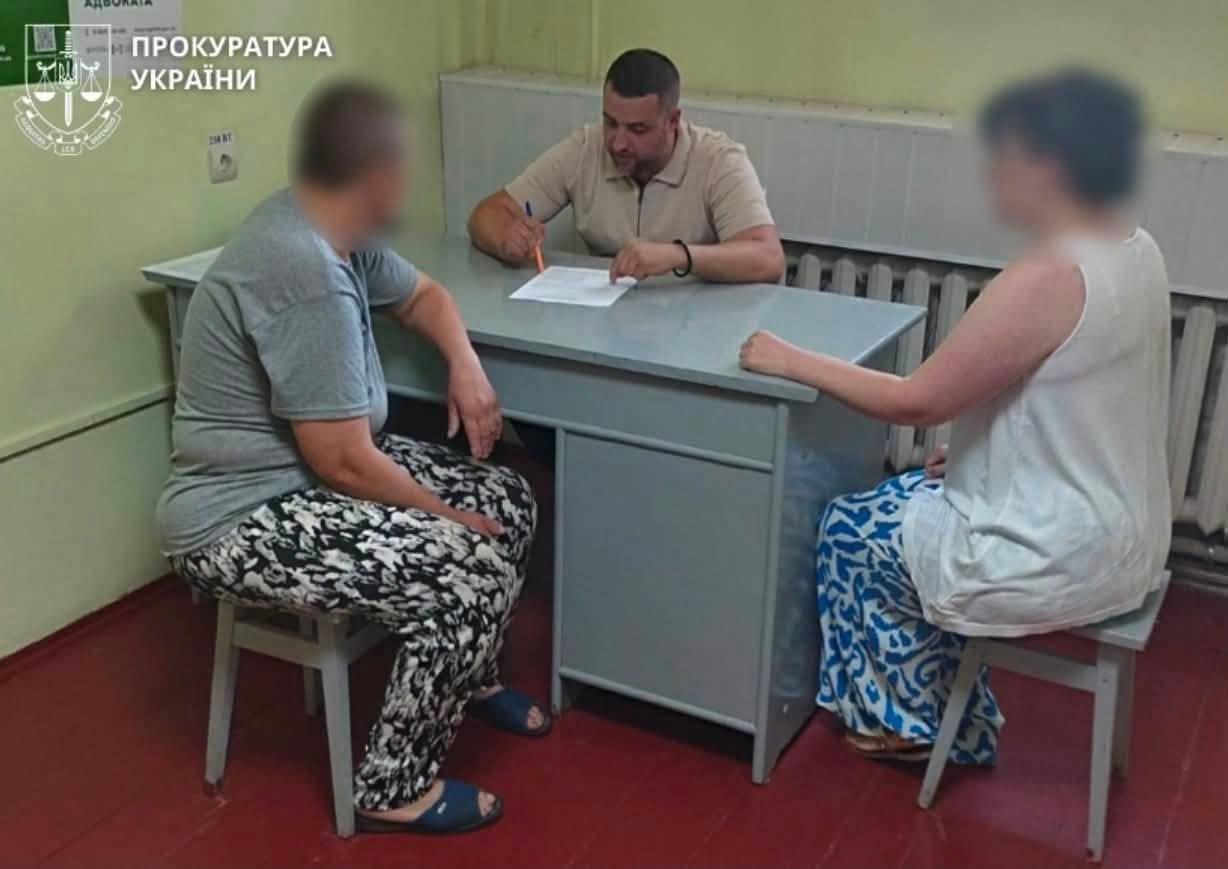 Била головою об стіну: на Прикарпатті на чотири роки ув’язнили жінку, яка знущалася над 15-річним сином з ДЦП