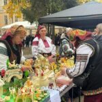 Весільні обряди, гуцульські ґердани й різьблення: у Франківську мистецька акція обʼєднала пів сотні майстрів (ФОТО)