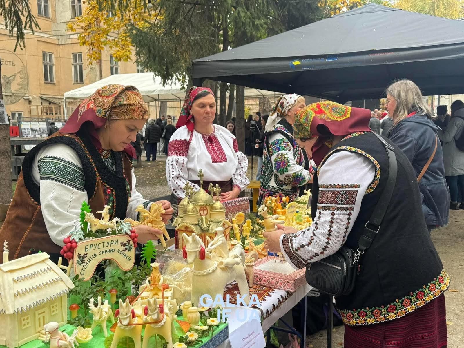 Весільні обряди, гуцульські ґердани й різьблення: у Франківську мистецька акція обʼєднала пів сотні майстрів (ФОТО)