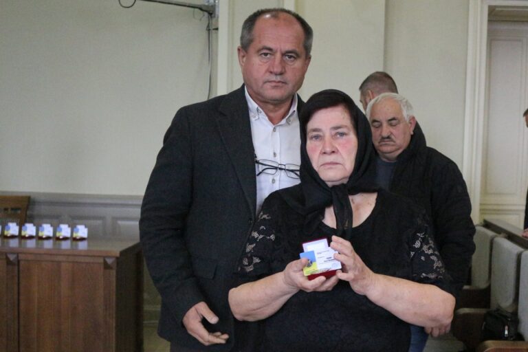 У Коломиї ще 31 матері загиблих захисників вручили відзнаки «Мати Героя» (ФОТО)