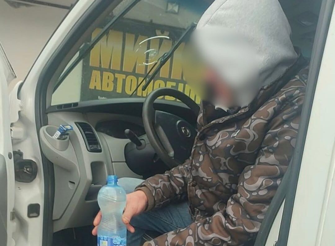 Втратив здатність говорити й почав блимати фарами: на Прикарпатті врятували водія вантажівки (ФОТО)