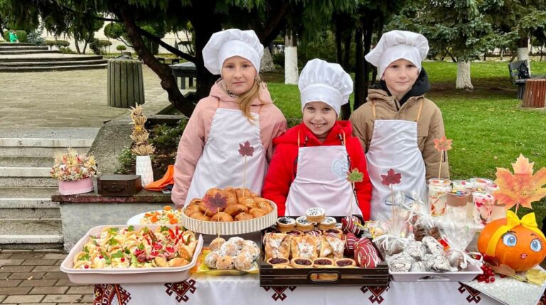 У Снятині на благодійному ярмарку в одному з ліцеїв зібрали понад 50 тисяч гривень (ФОТО)