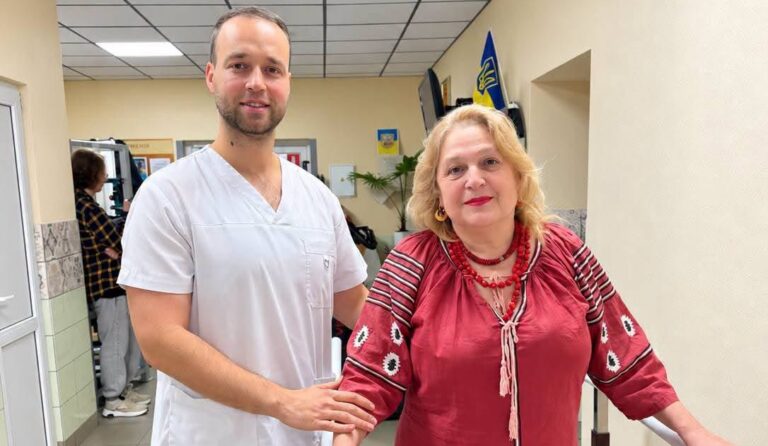 “Хочу вийти на роботу і їздити в подорожі”: як 62-річна лікарка проходить реабілітацію після інсульту в франківській ЦМКЛ (ФОТО)