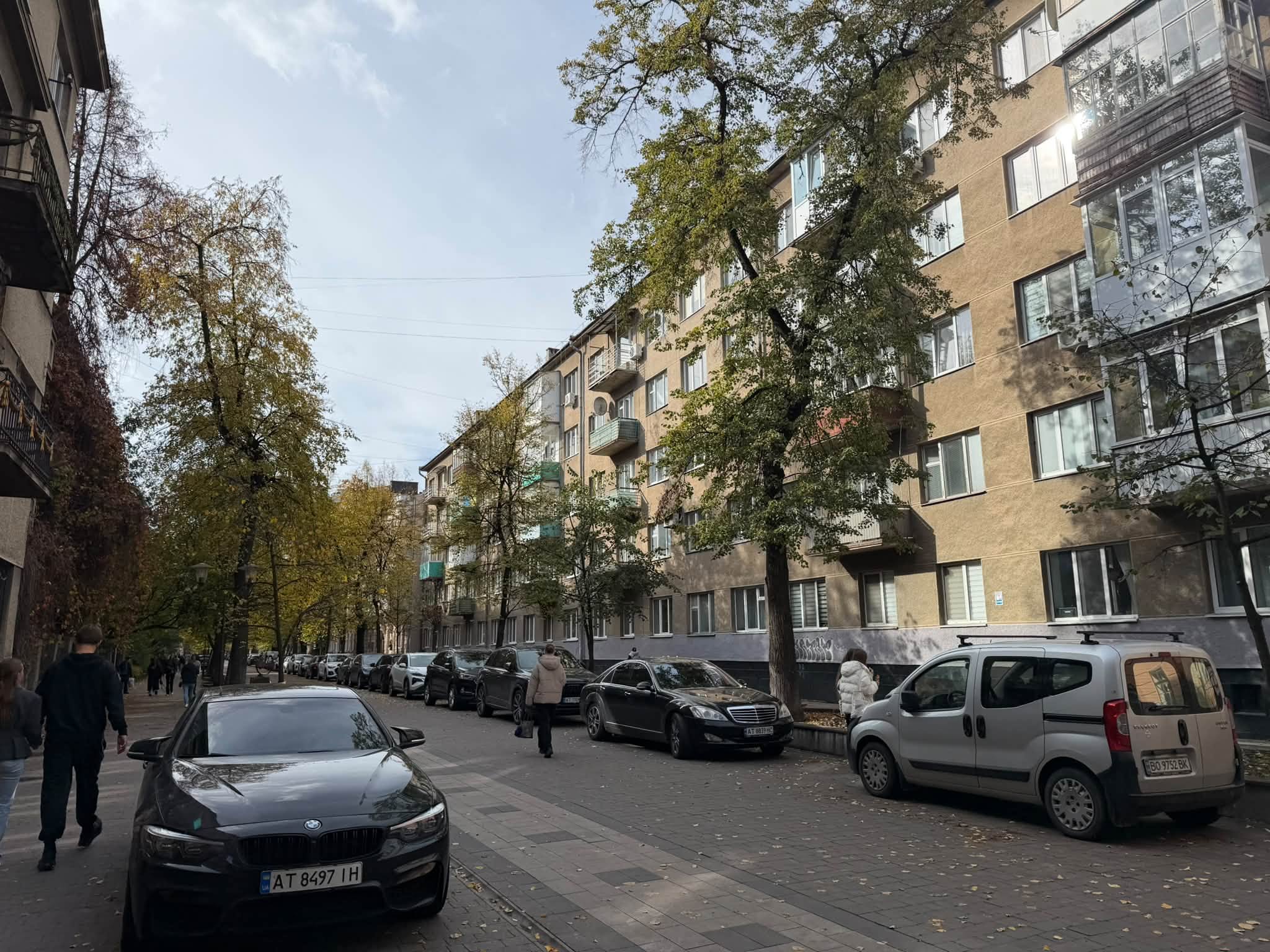 На вулиці Шевченка у Франківську заборонять паркування вдень: заїзд мешканцям — лише за дозволами (СХЕМА)