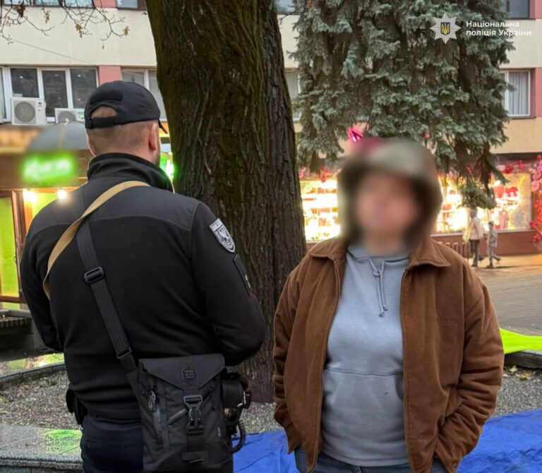 У центрі Франківська жінка підпалила прапор України