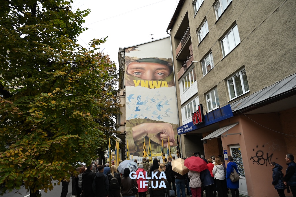 “Ти ніколи не йти сам”: у Франківську відкрили мурал на честь загиблого азовця Ореста-Миколи Василечка (ФОТО)