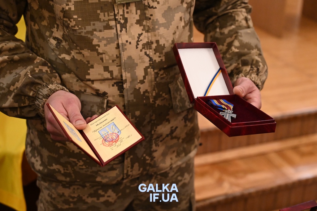 “Щоб їхня велика кров не була марна”: у Франківську родинам полеглих воїнів 42-ї бригади вручили посмертні нагороди (ФОТО)