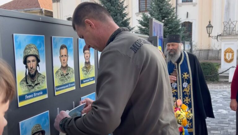 Звільнений з полону прикарпатець Роман Заліщук зняв своє фото з Алеї Віри і Надії (ВІДЕО)