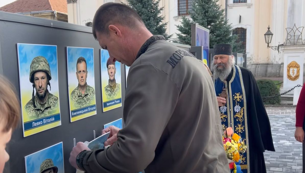 Звільнений з полону прикарпатець Роман Заліщук зняв своє фото з Алеї Віри і Надії (ВІДЕО)