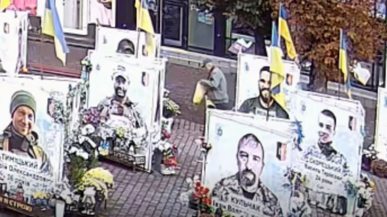 У Надвірній знову крадуть лампадки біля портретів загиблих військових: шукають причетних (ВІДЕО)