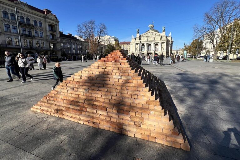 “Говерлу” з цегли встановили у центрі Львові (ФОТО)
