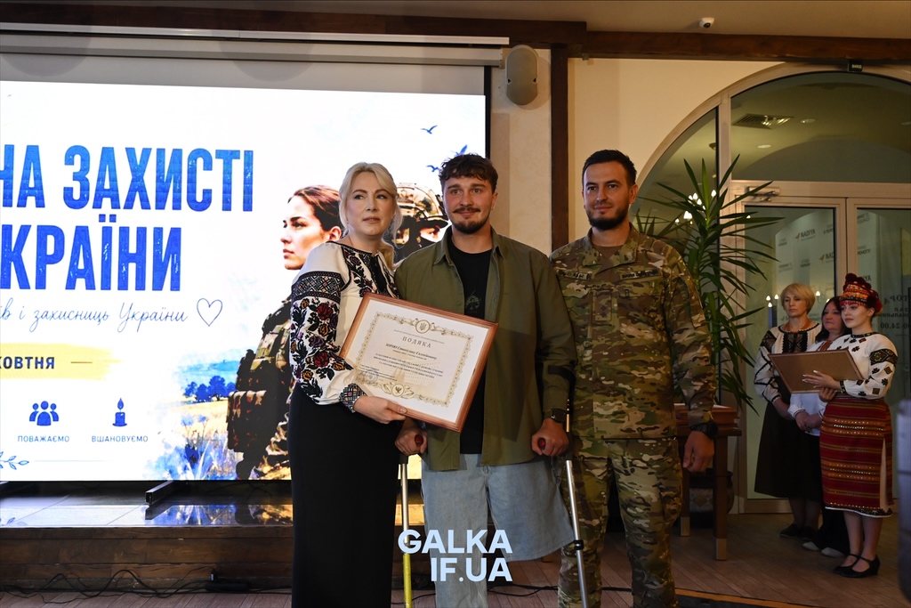 «Пам’ятати про тих, завдяки кому ходимо по цій землі»: у Франківську до Дня захисників нагородили бійців, ветеранів і рятувальників (ФОТО)