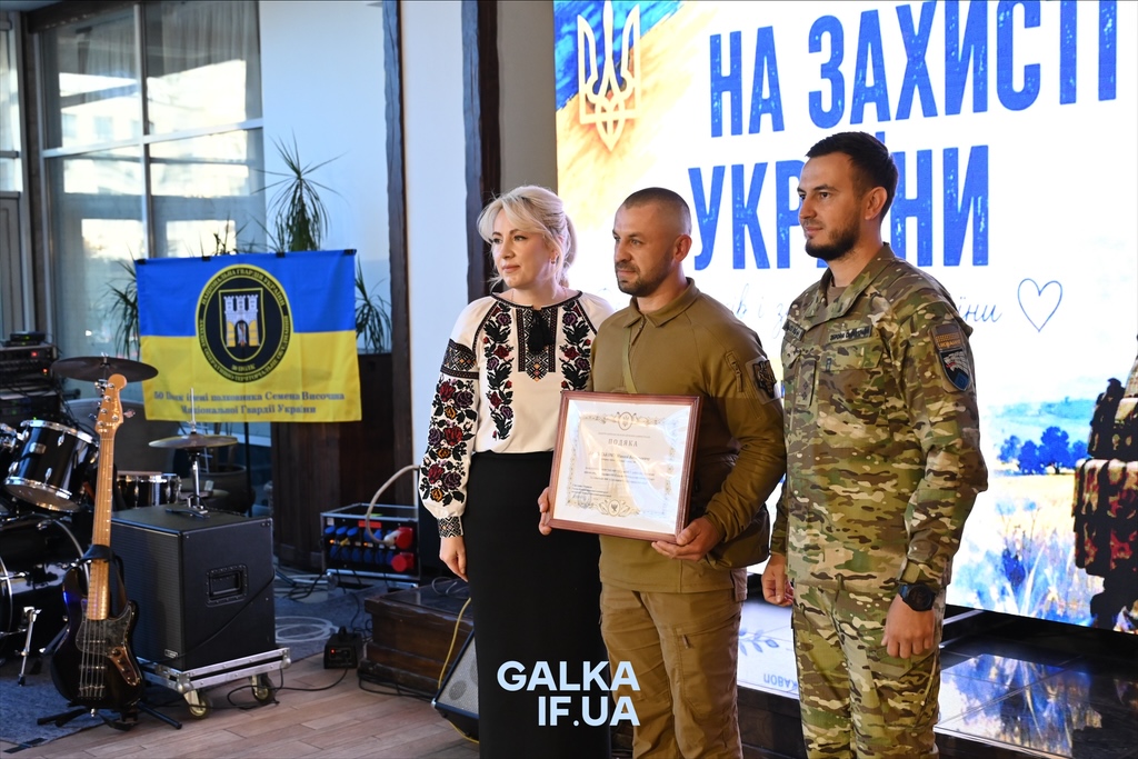 «Пам’ятати про тих, завдяки кому ходимо по цій землі»: у Франківську до Дня захисників нагородили бійців, ветеранів і рятувальників (ФОТО)