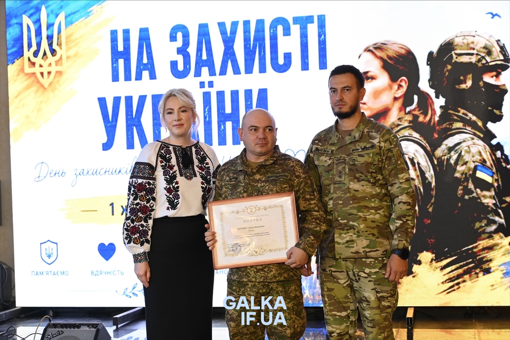 «Пам’ятати про тих, завдяки кому ходимо по цій землі»: у Франківську до Дня захисників нагородили бійців, ветеранів і рятувальників (ФОТО)