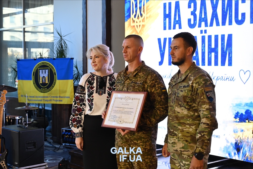 «Пам’ятати про тих, завдяки кому ходимо по цій землі»: у Франківську до Дня захисників нагородили бійців, ветеранів і рятувальників (ФОТО)