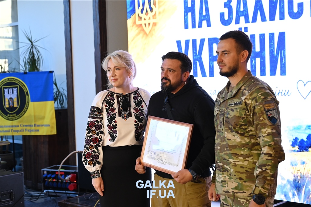«Пам’ятати про тих, завдяки кому ходимо по цій землі»: у Франківську до Дня захисників нагородили бійців, ветеранів і рятувальників (ФОТО)