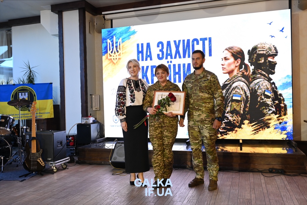 «Пам’ятати про тих, завдяки кому ходимо по цій землі»: у Франківську до Дня захисників нагородили бійців, ветеранів і рятувальників (ФОТО)