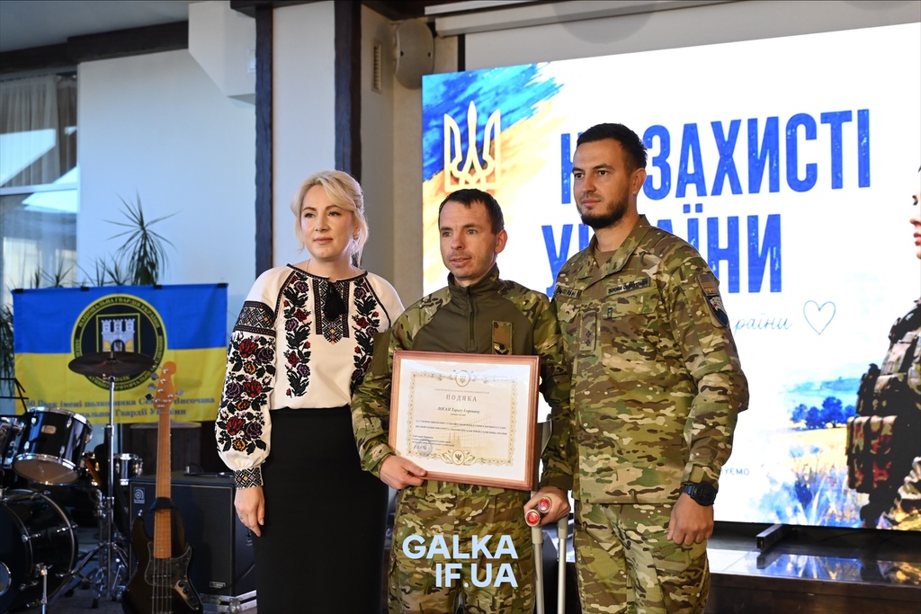 «Пам’ятати про тих, завдяки кому ходимо по цій землі»: у Франківську до Дня захисників нагородили бійців, ветеранів і рятувальників (ФОТО)