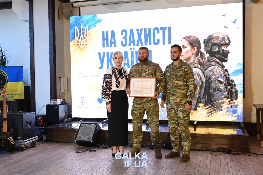 «Пам’ятати про тих, завдяки кому ходимо по цій землі»: у Франківську до Дня захисників нагородили бійців, ветеранів і рятувальників (ФОТО)