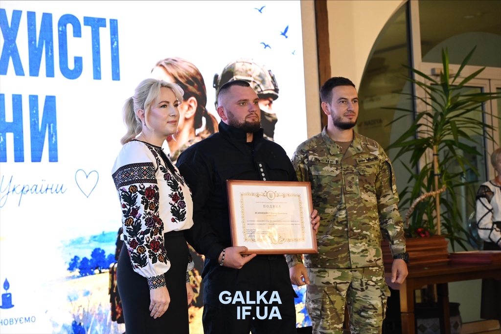 «Пам’ятати про тих, завдяки кому ходимо по цій землі»: у Франківську до Дня захисників нагородили бійців, ветеранів і рятувальників (ФОТО)