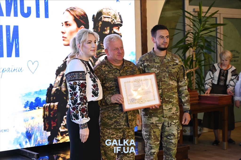 «Пам’ятати про тих, завдяки кому ходимо по цій землі»: у Франківську до Дня захисників нагородили бійців, ветеранів і рятувальників (ФОТО)